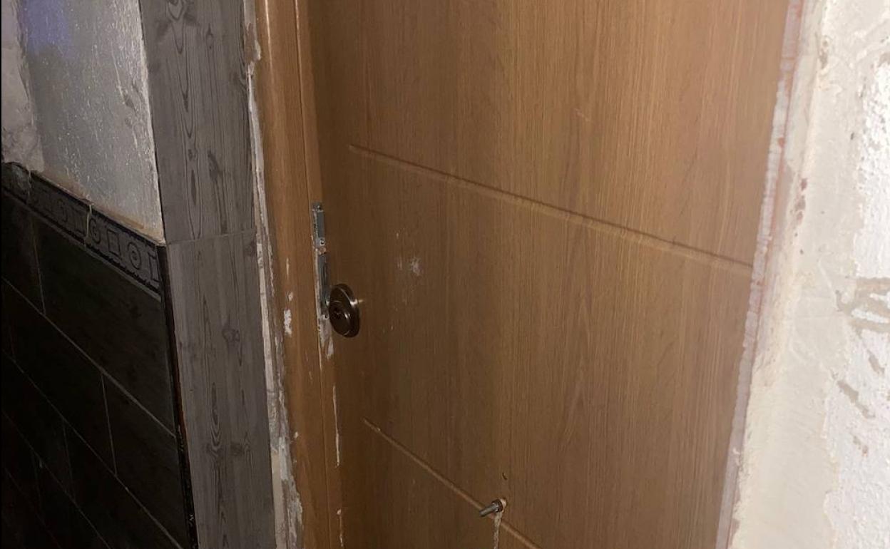 Daños causados presuntamente por el acusado en la puerta de la casa de su expareja. 