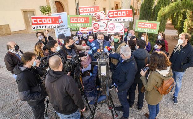 Los responsables de los sindicatos de enseñanza, ayer frente a San Esteban, plantean sus demandas.