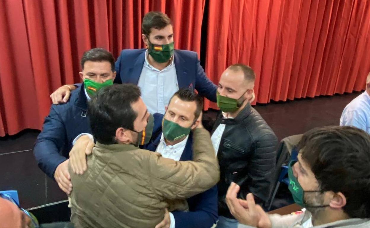 Representantes de Vox celebran la continuidad de José Joaquín Arias como pedáneo de Guadalupe, el pasado 5 de noviembre. 