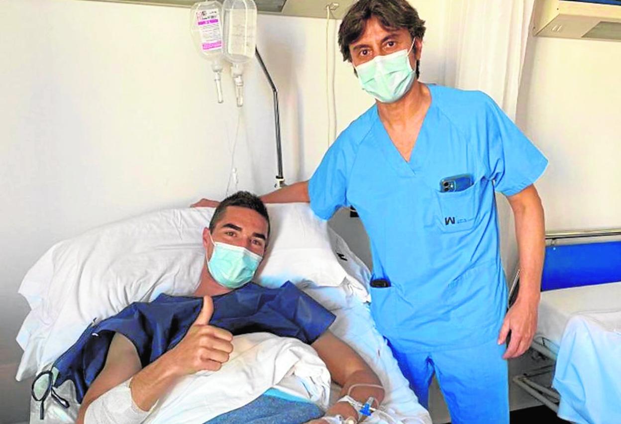 Iván Casado, junto al doctor Francisco Martínez, tras ser operado ayer en el hospital Mesa del Castillo de fractura de peroné. 