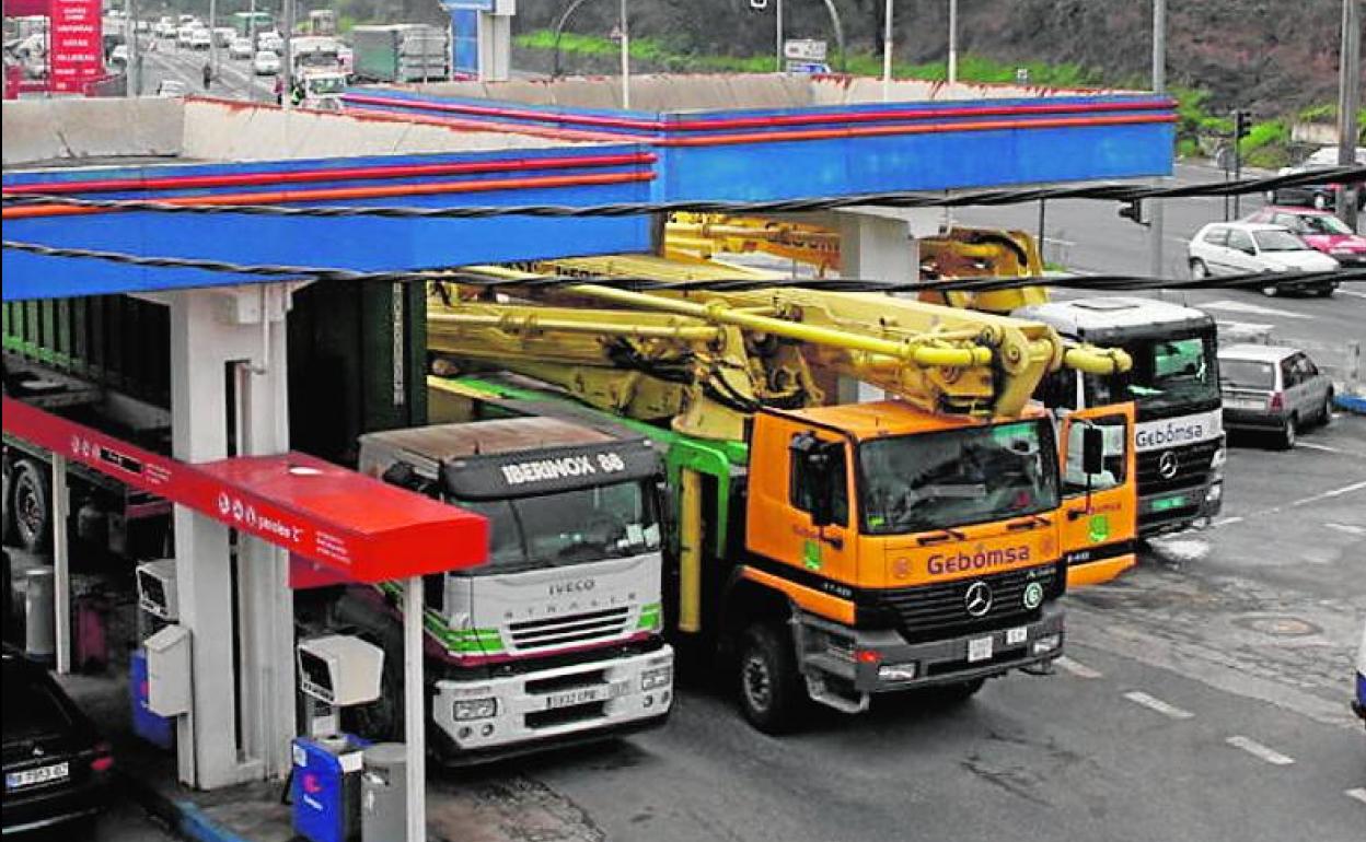 Repostaje de camiones en una gasolinera.