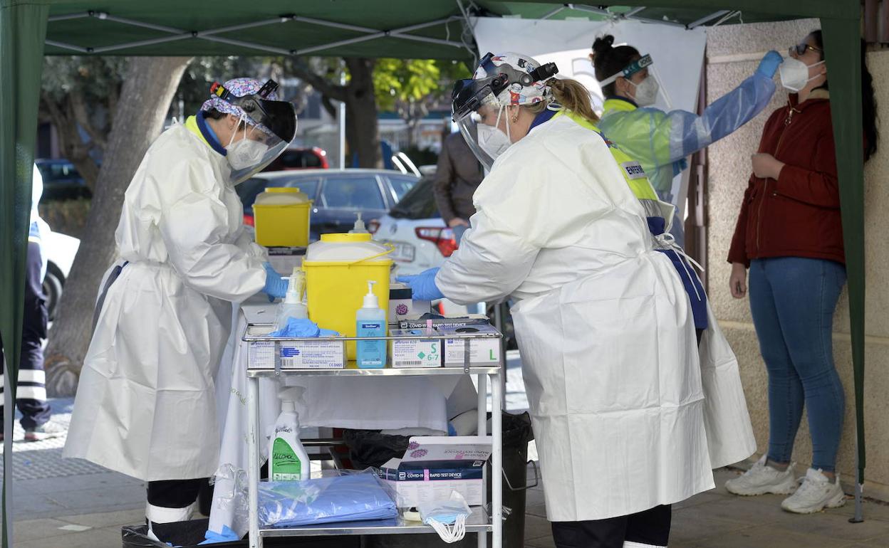 Dos sanitarias comprueban los resultados de los test Covid realizados el pasado jueves en el SUAP de San Andrés, en Murcia.