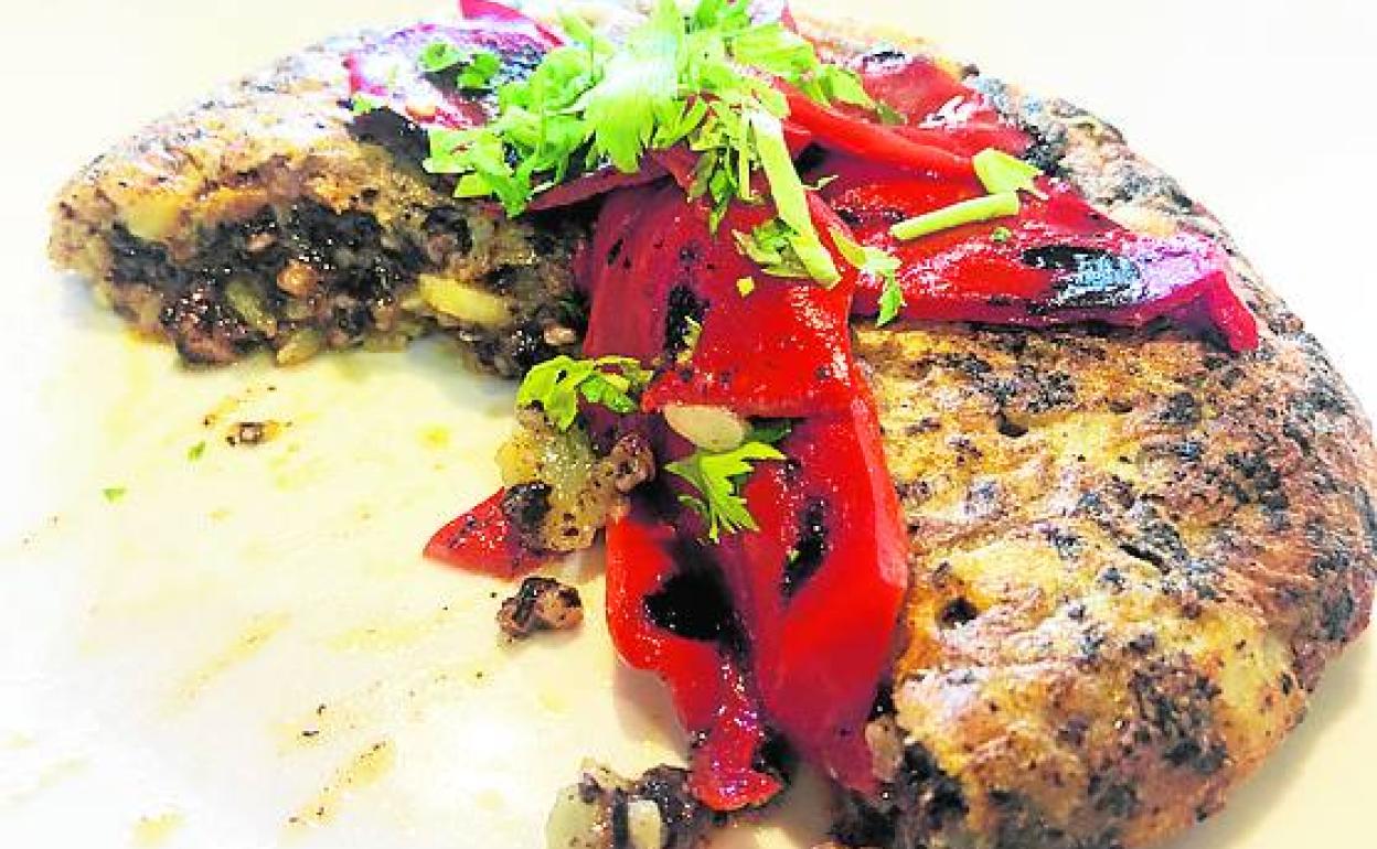 Tortilla negra con piquillos.