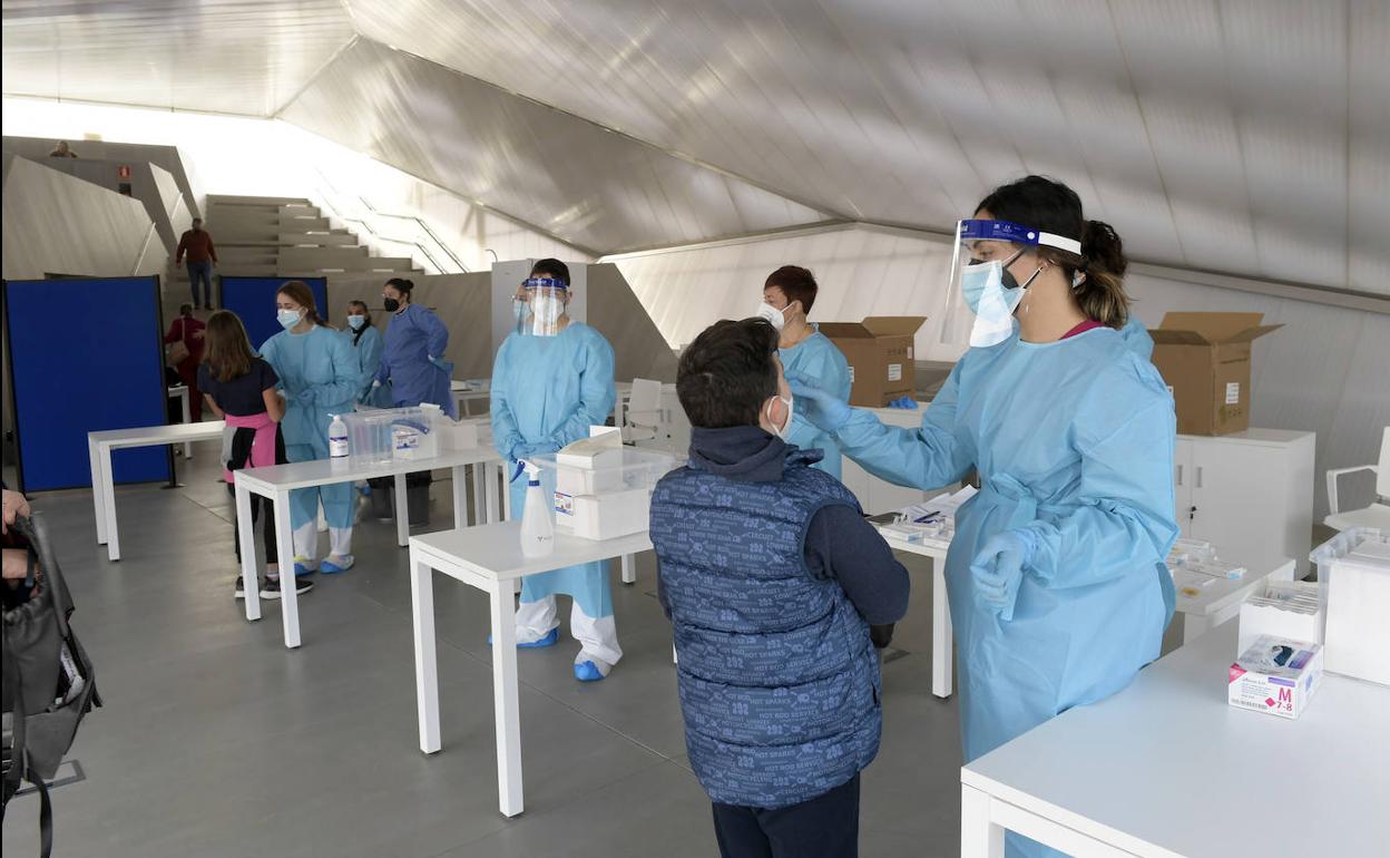 Cribado masivo con test de antígenos en Archena, este domingo por la mañana.