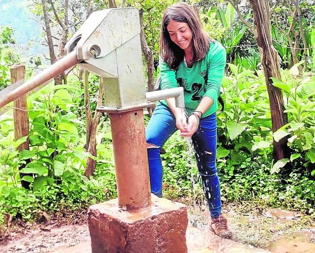 Aurora hace uso de un punto de agua instalado en Etiopía.