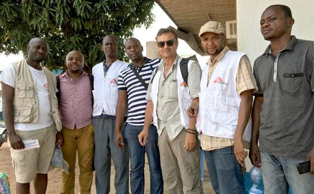 Francisco Toledo (3 d), junto a otros colaboradores de MSF. 