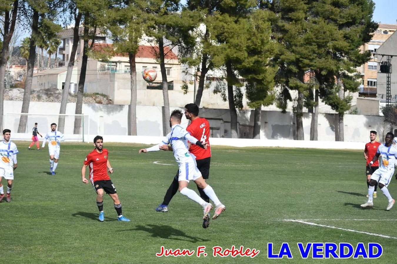 El defensa agarra a Gladison impidiendo que pueda rematar. Un empate con sabor a poco para comenzar el año en El Morao. Tras empatar el partido, el equipo caravaqueño gozó de varias oportunidades para alzarse con la victoria pero, una vez más, las decisiones arbitrales impidieron que así fuera. 