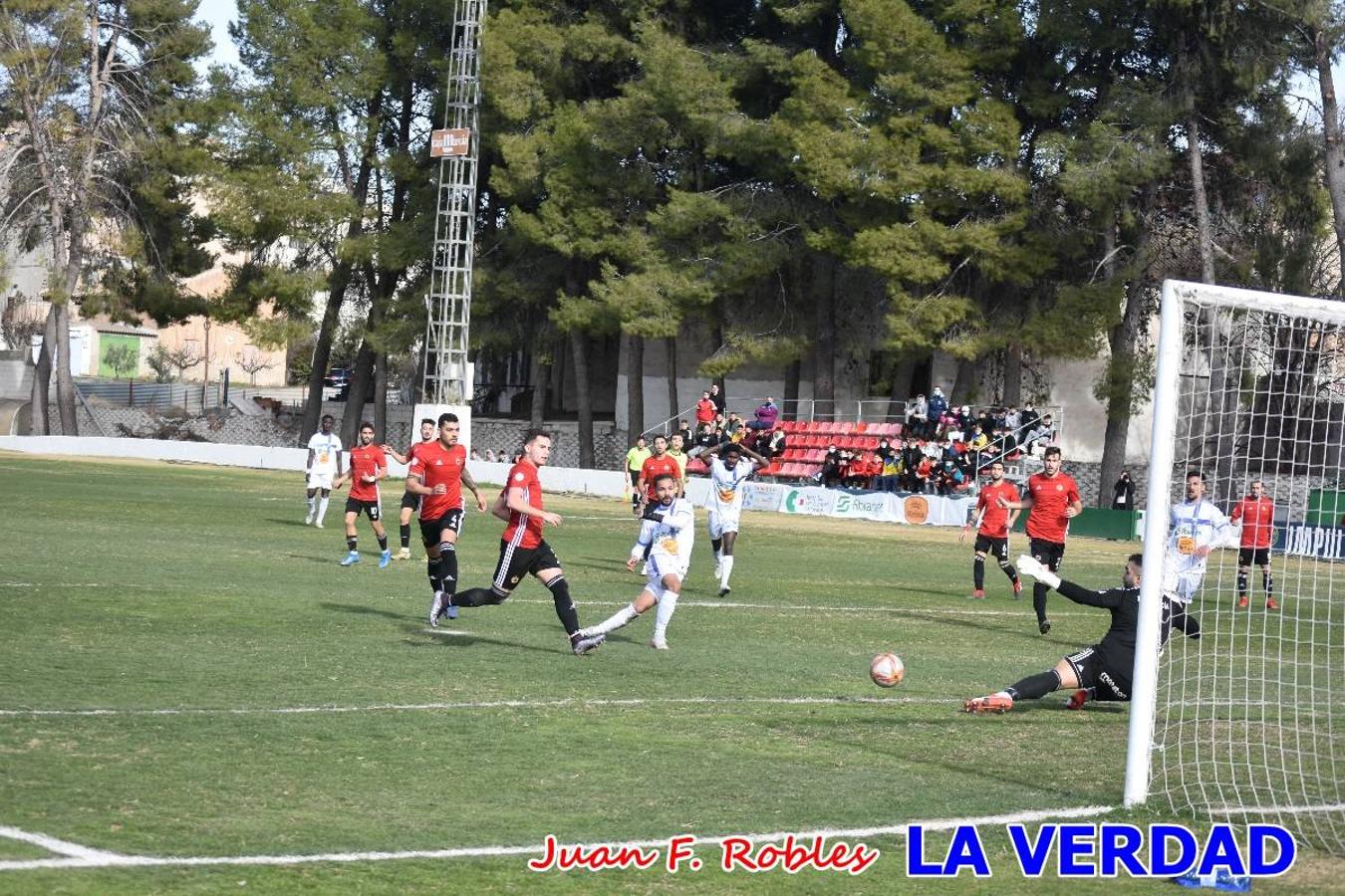 El defensa agarra a Gladison impidiendo que pueda rematar. Un empate con sabor a poco para comenzar el año en El Morao. Tras empatar el partido, el equipo caravaqueño gozó de varias oportunidades para alzarse con la victoria pero, una vez más, las decisiones arbitrales impidieron que así fuera. 