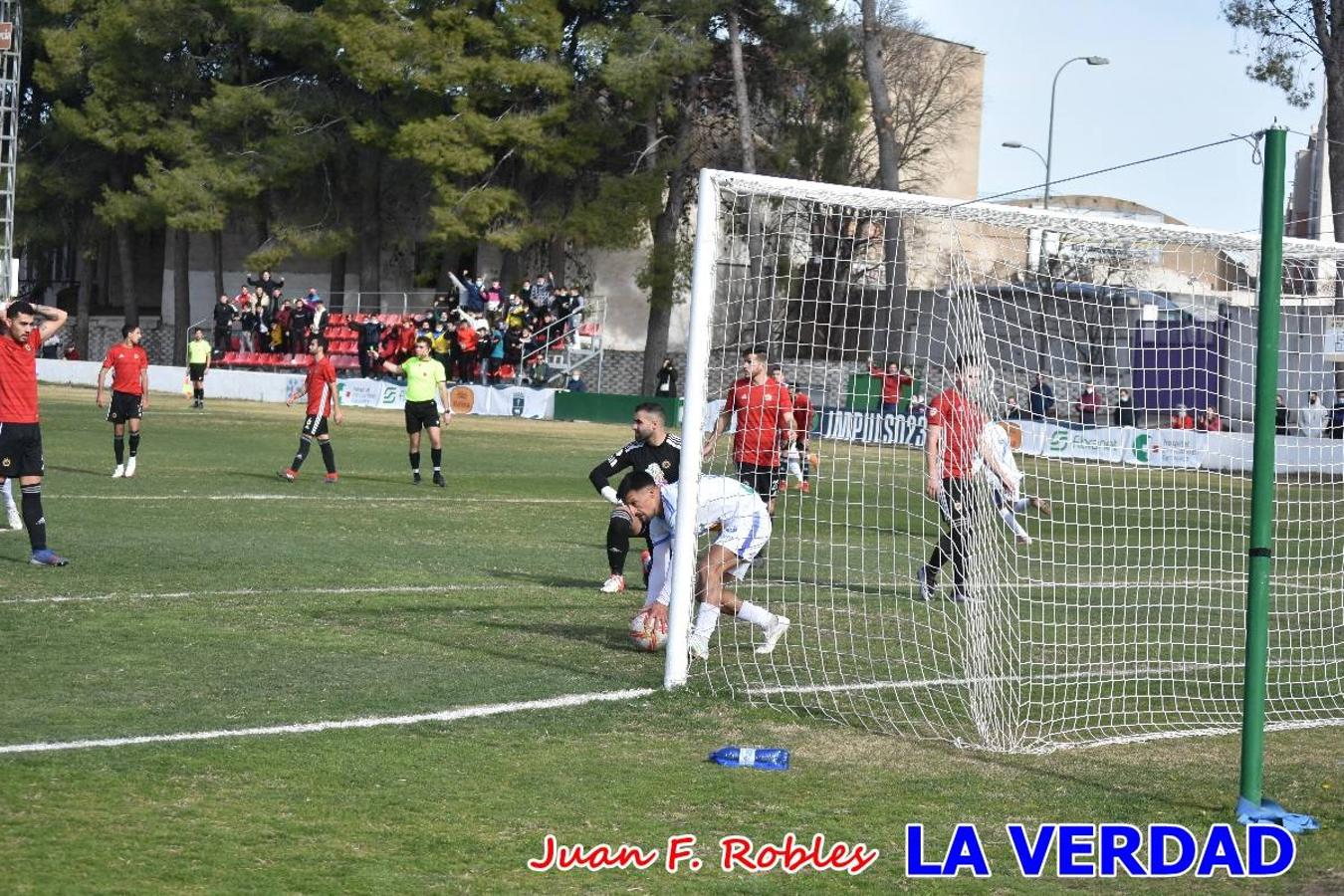 El defensa agarra a Gladison impidiendo que pueda rematar. Un empate con sabor a poco para comenzar el año en El Morao. Tras empatar el partido, el equipo caravaqueño gozó de varias oportunidades para alzarse con la victoria pero, una vez más, las decisiones arbitrales impidieron que así fuera. 