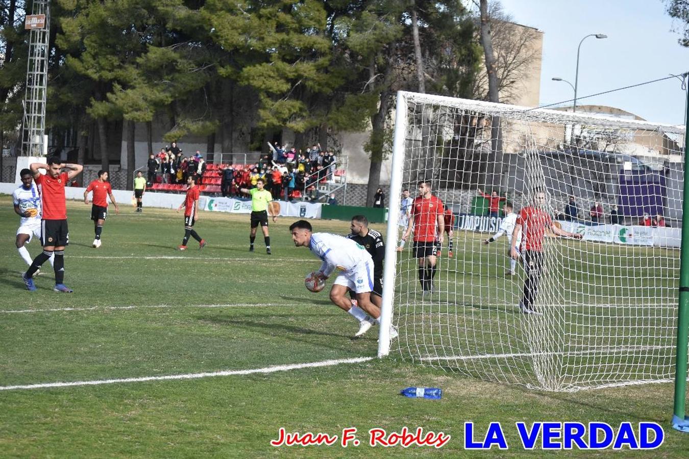 El defensa agarra a Gladison impidiendo que pueda rematar. Un empate con sabor a poco para comenzar el año en El Morao. Tras empatar el partido, el equipo caravaqueño gozó de varias oportunidades para alzarse con la victoria pero, una vez más, las decisiones arbitrales impidieron que así fuera. 