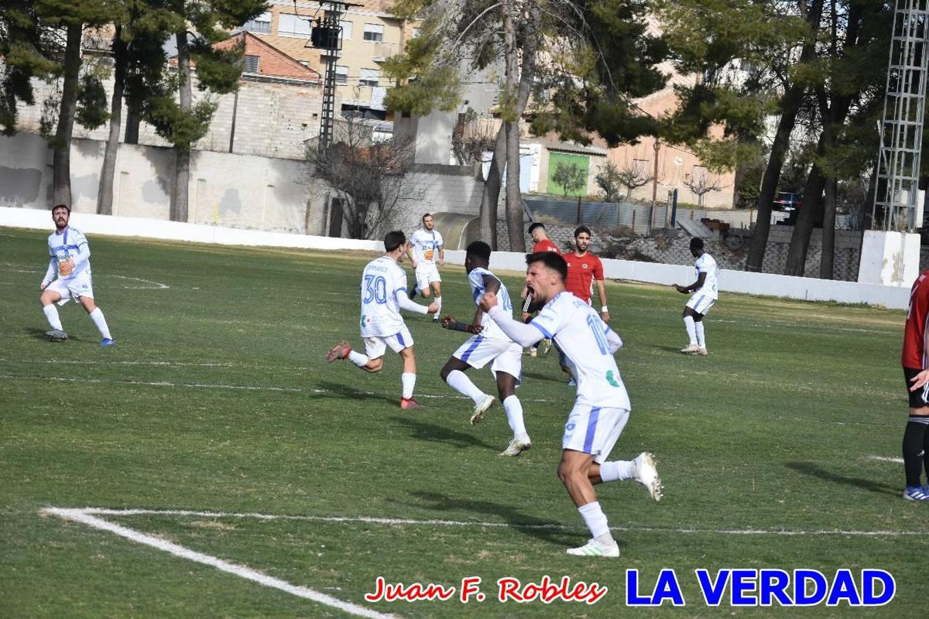 El defensa agarra a Gladison impidiendo que pueda rematar. Un empate con sabor a poco para comenzar el año en El Morao. Tras empatar el partido, el equipo caravaqueño gozó de varias oportunidades para alzarse con la victoria pero, una vez más, las decisiones arbitrales impidieron que así fuera. 