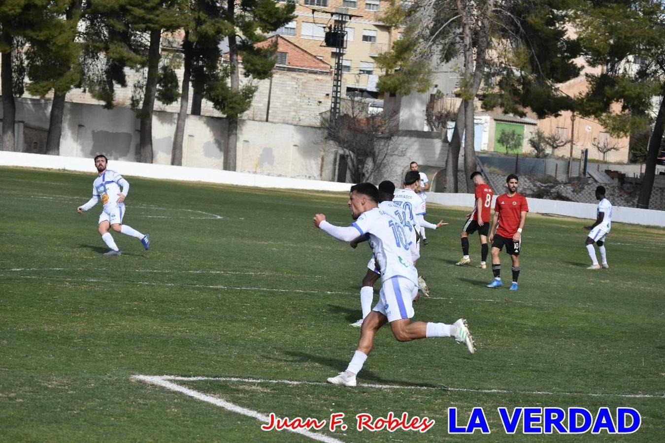 El defensa agarra a Gladison impidiendo que pueda rematar. Un empate con sabor a poco para comenzar el año en El Morao. Tras empatar el partido, el equipo caravaqueño gozó de varias oportunidades para alzarse con la victoria pero, una vez más, las decisiones arbitrales impidieron que así fuera. 