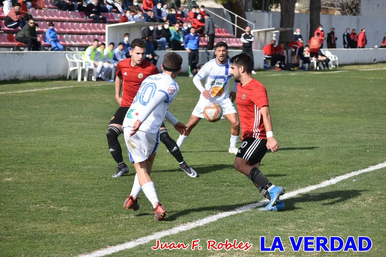 El defensa agarra a Gladison impidiendo que pueda rematar. Un empate con sabor a poco para comenzar el año en El Morao. Tras empatar el partido, el equipo caravaqueño gozó de varias oportunidades para alzarse con la victoria pero, una vez más, las decisiones arbitrales impidieron que así fuera. 