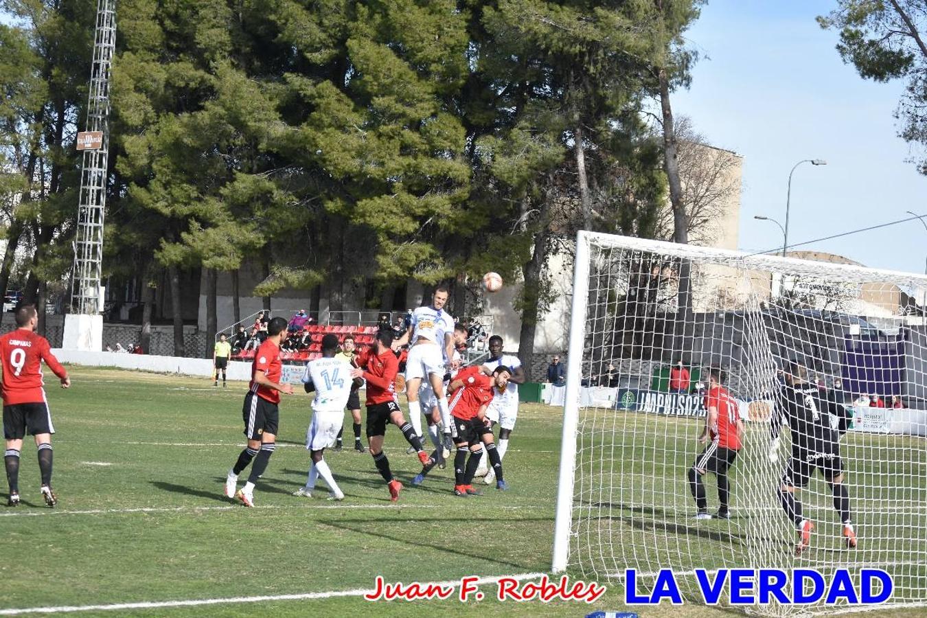 El defensa agarra a Gladison impidiendo que pueda rematar. Un empate con sabor a poco para comenzar el año en El Morao. Tras empatar el partido, el equipo caravaqueño gozó de varias oportunidades para alzarse con la victoria pero, una vez más, las decisiones arbitrales impidieron que así fuera. 