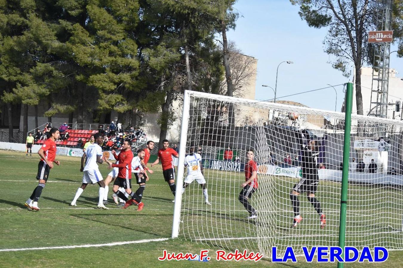 El defensa agarra a Gladison impidiendo que pueda rematar. Un empate con sabor a poco para comenzar el año en El Morao. Tras empatar el partido, el equipo caravaqueño gozó de varias oportunidades para alzarse con la victoria pero, una vez más, las decisiones arbitrales impidieron que así fuera. 