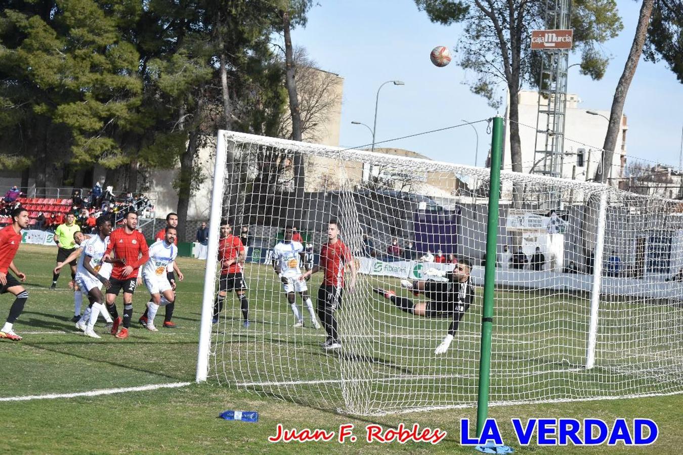 El defensa agarra a Gladison impidiendo que pueda rematar. Un empate con sabor a poco para comenzar el año en El Morao. Tras empatar el partido, el equipo caravaqueño gozó de varias oportunidades para alzarse con la victoria pero, una vez más, las decisiones arbitrales impidieron que así fuera. 