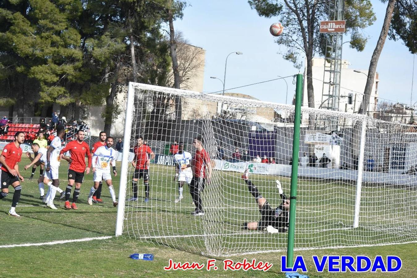 El defensa agarra a Gladison impidiendo que pueda rematar. Un empate con sabor a poco para comenzar el año en El Morao. Tras empatar el partido, el equipo caravaqueño gozó de varias oportunidades para alzarse con la victoria pero, una vez más, las decisiones arbitrales impidieron que así fuera. 