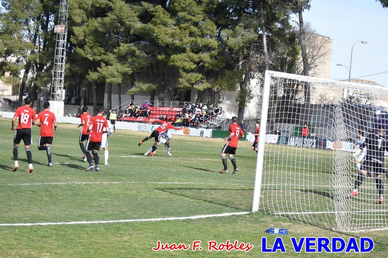 El defensa agarra a Gladison impidiendo que pueda rematar. Un empate con sabor a poco para comenzar el año en El Morao. Tras empatar el partido, el equipo caravaqueño gozó de varias oportunidades para alzarse con la victoria pero, una vez más, las decisiones arbitrales impidieron que así fuera. 