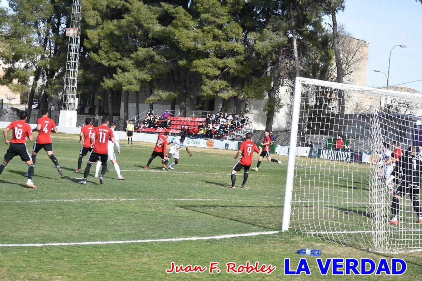 El defensa agarra a Gladison impidiendo que pueda rematar. Un empate con sabor a poco para comenzar el año en El Morao. Tras empatar el partido, el equipo caravaqueño gozó de varias oportunidades para alzarse con la victoria pero, una vez más, las decisiones arbitrales impidieron que así fuera. 