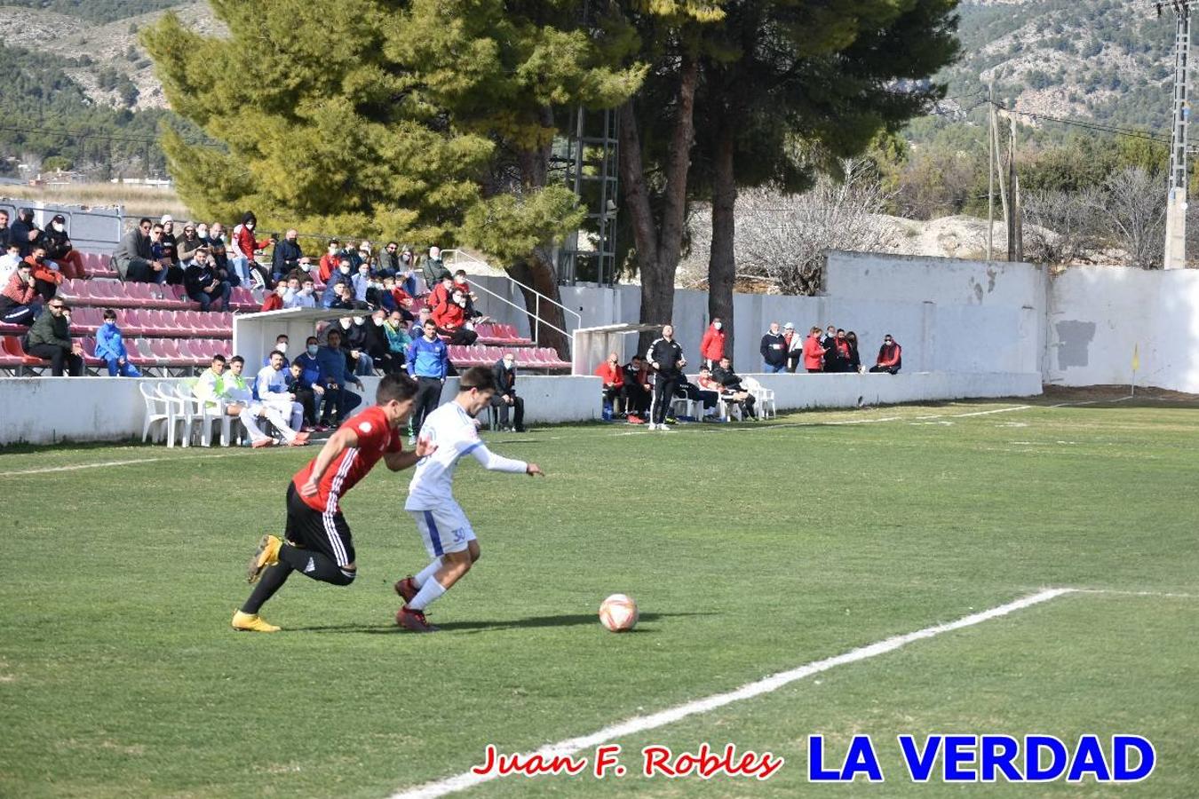 El defensa agarra a Gladison impidiendo que pueda rematar. Un empate con sabor a poco para comenzar el año en El Morao. Tras empatar el partido, el equipo caravaqueño gozó de varias oportunidades para alzarse con la victoria pero, una vez más, las decisiones arbitrales impidieron que así fuera. 