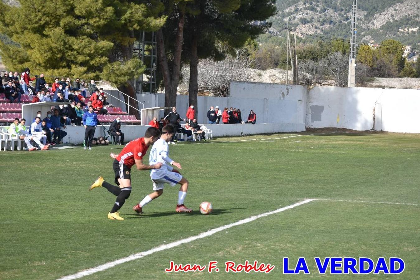 El defensa agarra a Gladison impidiendo que pueda rematar. Un empate con sabor a poco para comenzar el año en El Morao. Tras empatar el partido, el equipo caravaqueño gozó de varias oportunidades para alzarse con la victoria pero, una vez más, las decisiones arbitrales impidieron que así fuera. 