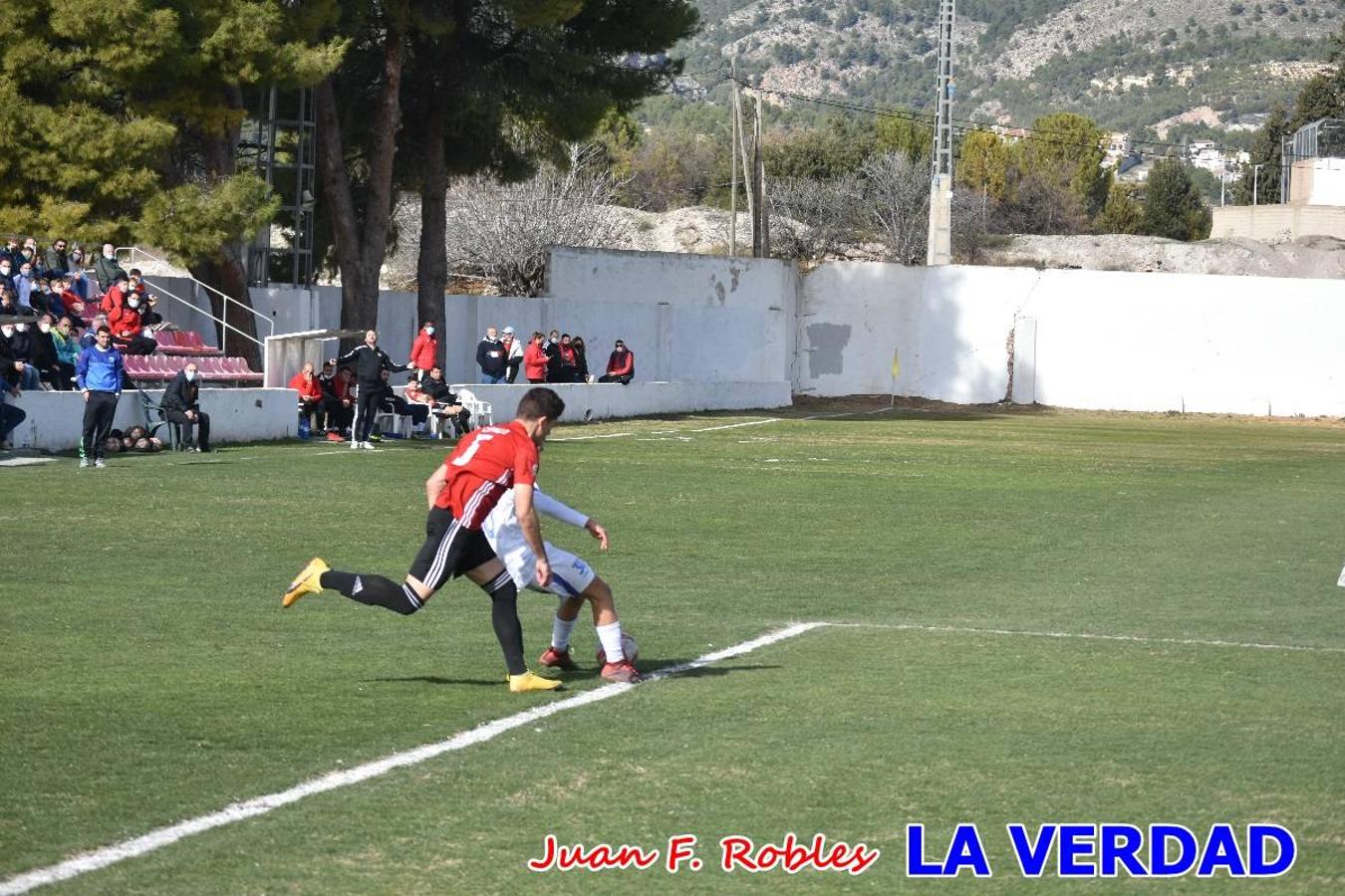 El defensa agarra a Gladison impidiendo que pueda rematar. Un empate con sabor a poco para comenzar el año en El Morao. Tras empatar el partido, el equipo caravaqueño gozó de varias oportunidades para alzarse con la victoria pero, una vez más, las decisiones arbitrales impidieron que así fuera. 