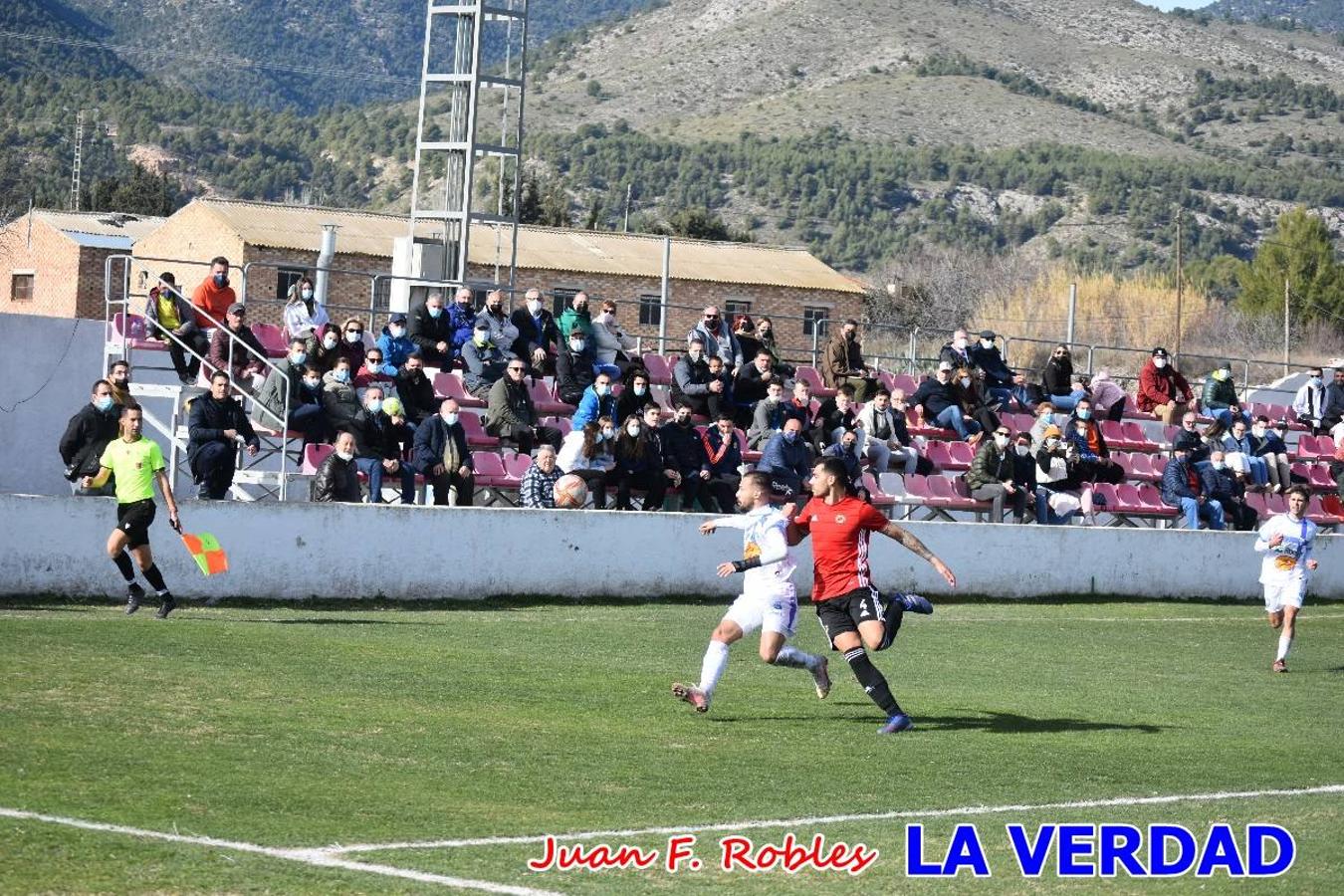 El defensa agarra a Gladison impidiendo que pueda rematar. Un empate con sabor a poco para comenzar el año en El Morao. Tras empatar el partido, el equipo caravaqueño gozó de varias oportunidades para alzarse con la victoria pero, una vez más, las decisiones arbitrales impidieron que así fuera. 