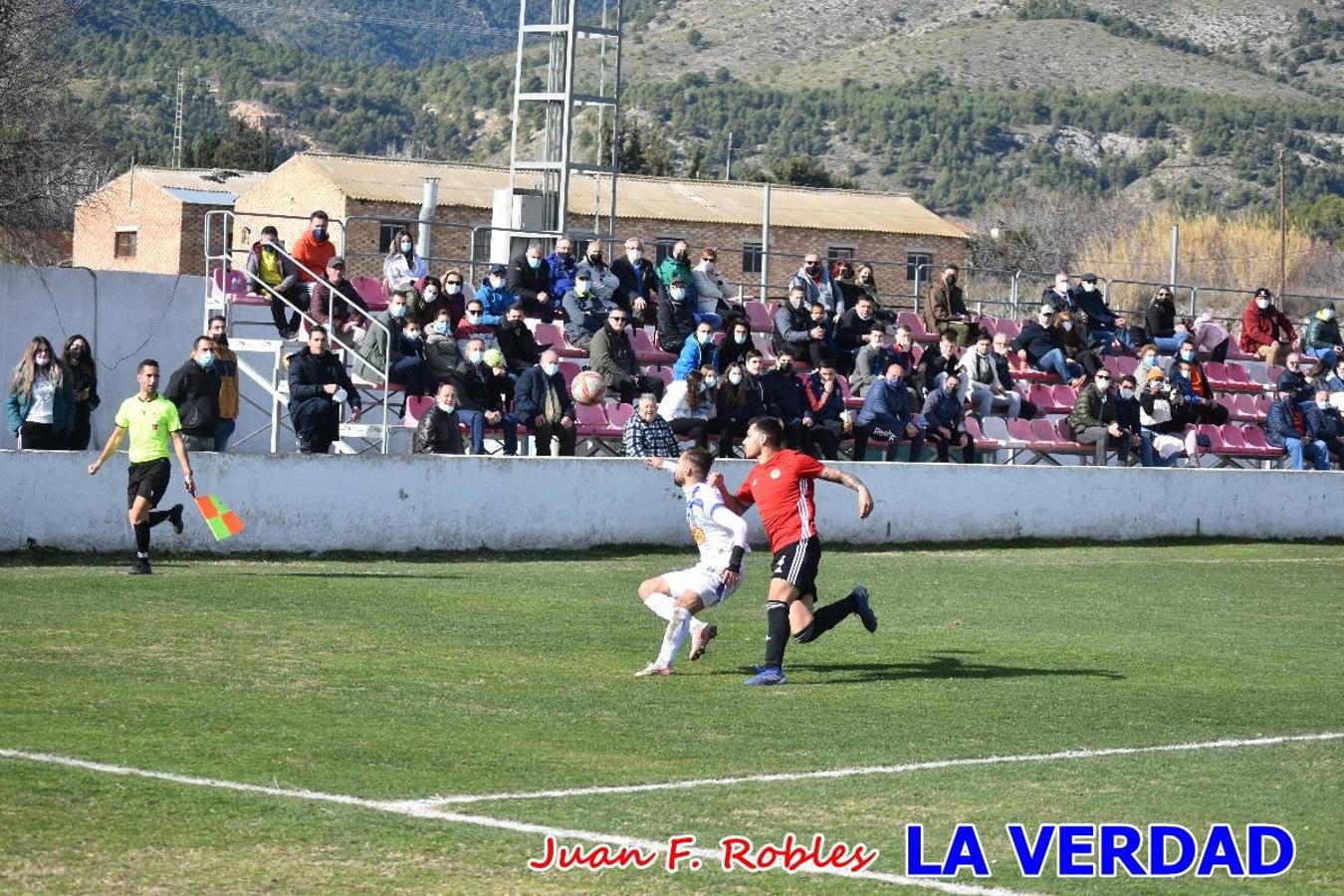 El defensa agarra a Gladison impidiendo que pueda rematar. Un empate con sabor a poco para comenzar el año en El Morao. Tras empatar el partido, el equipo caravaqueño gozó de varias oportunidades para alzarse con la victoria pero, una vez más, las decisiones arbitrales impidieron que así fuera. 