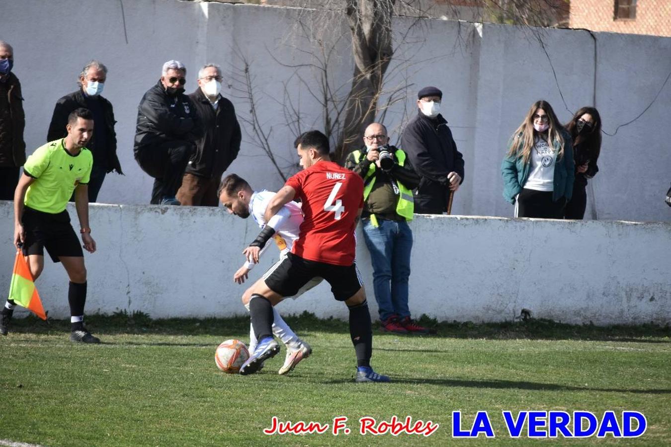 El defensa agarra a Gladison impidiendo que pueda rematar. Un empate con sabor a poco para comenzar el año en El Morao. Tras empatar el partido, el equipo caravaqueño gozó de varias oportunidades para alzarse con la victoria pero, una vez más, las decisiones arbitrales impidieron que así fuera. 