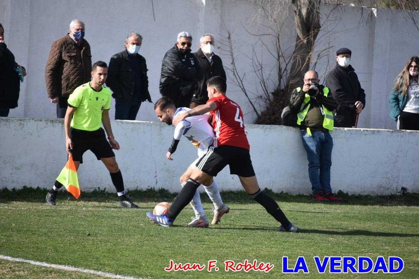 El defensa agarra a Gladison impidiendo que pueda rematar. Un empate con sabor a poco para comenzar el año en El Morao. Tras empatar el partido, el equipo caravaqueño gozó de varias oportunidades para alzarse con la victoria pero, una vez más, las decisiones arbitrales impidieron que así fuera. 