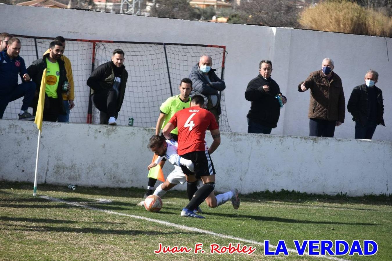 El defensa agarra a Gladison impidiendo que pueda rematar. Un empate con sabor a poco para comenzar el año en El Morao. Tras empatar el partido, el equipo caravaqueño gozó de varias oportunidades para alzarse con la victoria pero, una vez más, las decisiones arbitrales impidieron que así fuera. 