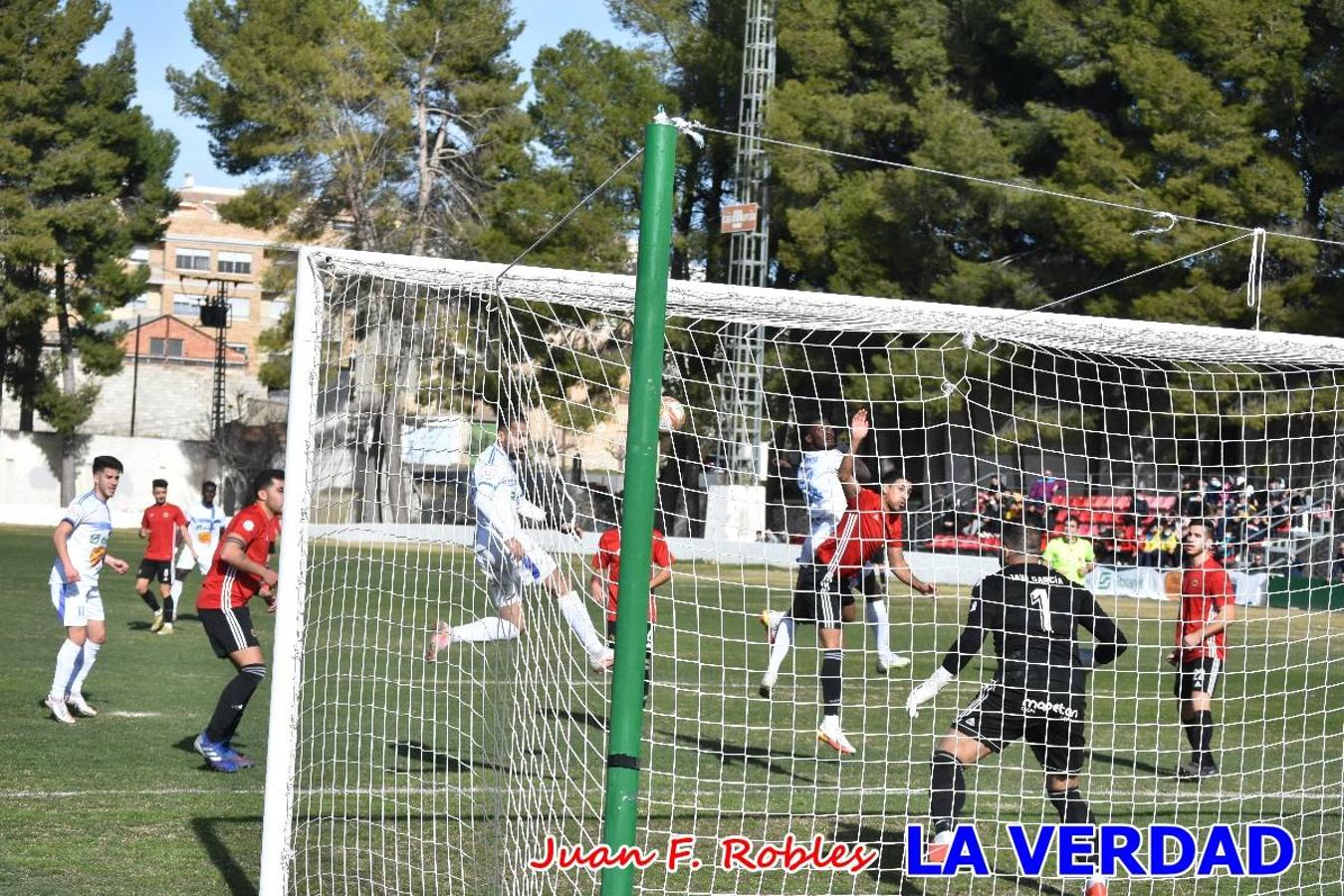 El defensa agarra a Gladison impidiendo que pueda rematar. Un empate con sabor a poco para comenzar el año en El Morao. Tras empatar el partido, el equipo caravaqueño gozó de varias oportunidades para alzarse con la victoria pero, una vez más, las decisiones arbitrales impidieron que así fuera. 