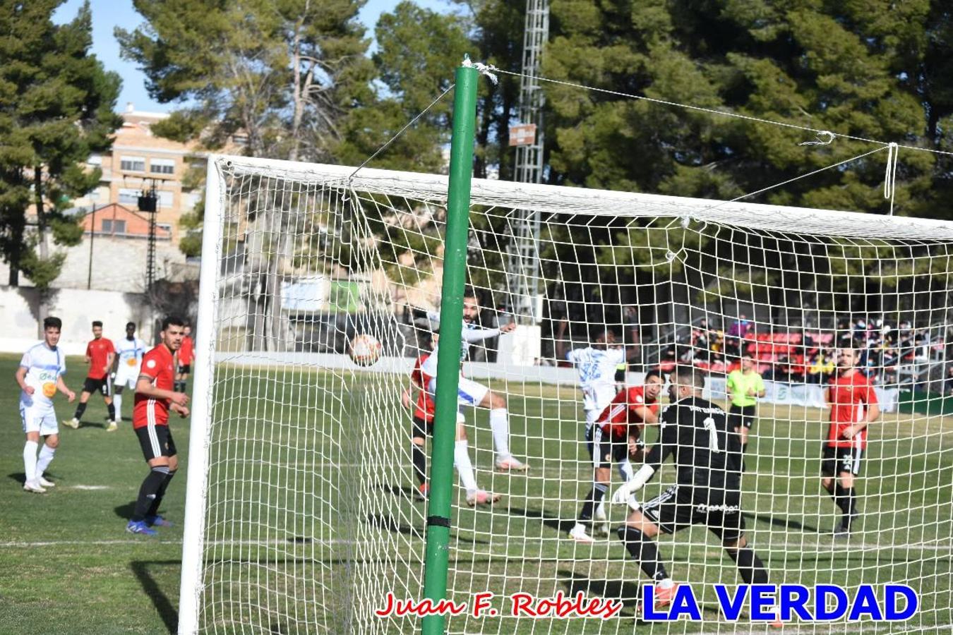 El defensa agarra a Gladison impidiendo que pueda rematar. Un empate con sabor a poco para comenzar el año en El Morao. Tras empatar el partido, el equipo caravaqueño gozó de varias oportunidades para alzarse con la victoria pero, una vez más, las decisiones arbitrales impidieron que así fuera. 