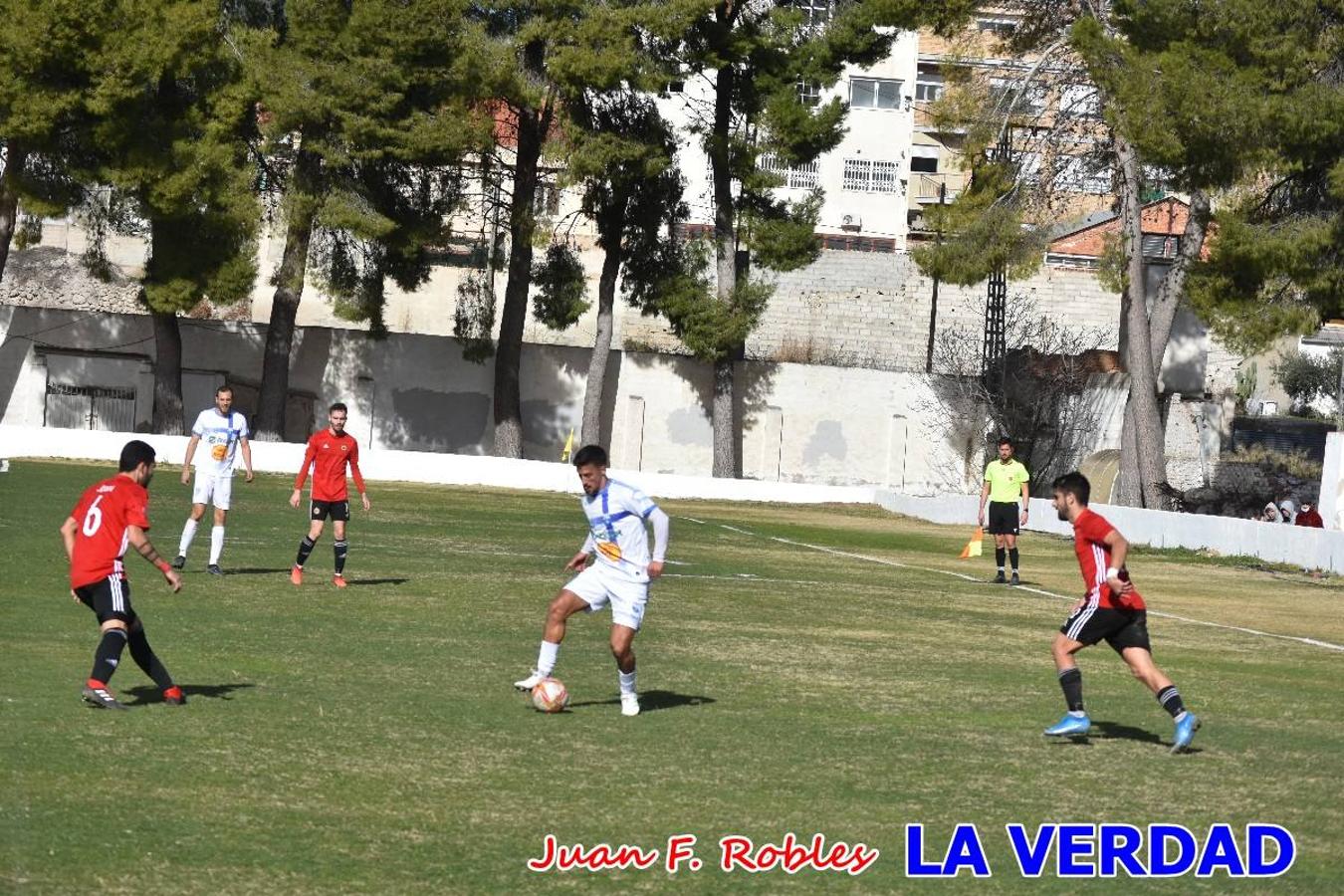 El defensa agarra a Gladison impidiendo que pueda rematar. Un empate con sabor a poco para comenzar el año en El Morao. Tras empatar el partido, el equipo caravaqueño gozó de varias oportunidades para alzarse con la victoria pero, una vez más, las decisiones arbitrales impidieron que así fuera. 