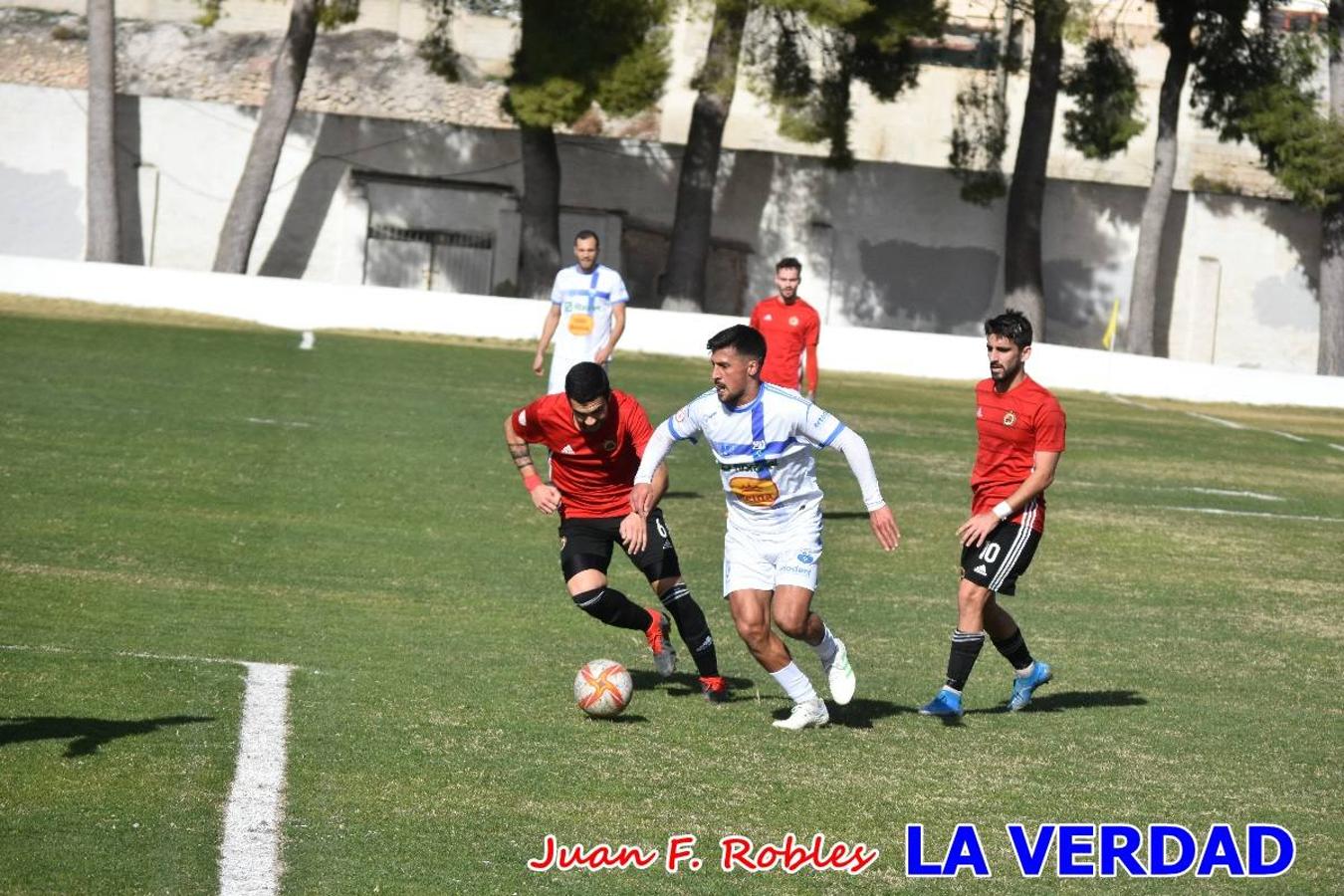 El defensa agarra a Gladison impidiendo que pueda rematar. Un empate con sabor a poco para comenzar el año en El Morao. Tras empatar el partido, el equipo caravaqueño gozó de varias oportunidades para alzarse con la victoria pero, una vez más, las decisiones arbitrales impidieron que así fuera. 