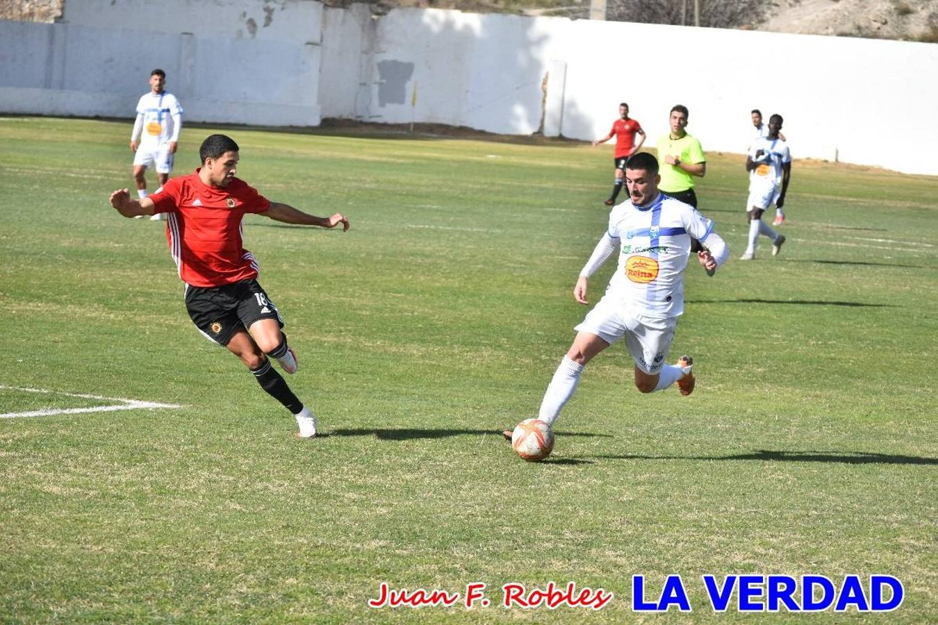 El defensa agarra a Gladison impidiendo que pueda rematar. Un empate con sabor a poco para comenzar el año en El Morao. Tras empatar el partido, el equipo caravaqueño gozó de varias oportunidades para alzarse con la victoria pero, una vez más, las decisiones arbitrales impidieron que así fuera. 