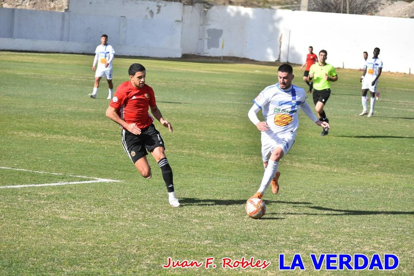 El defensa agarra a Gladison impidiendo que pueda rematar. Un empate con sabor a poco para comenzar el año en El Morao. Tras empatar el partido, el equipo caravaqueño gozó de varias oportunidades para alzarse con la victoria pero, una vez más, las decisiones arbitrales impidieron que así fuera. 