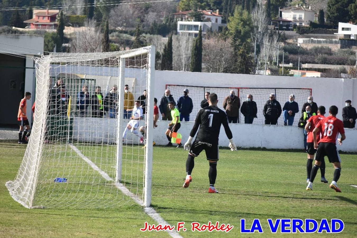 El defensa agarra a Gladison impidiendo que pueda rematar. Un empate con sabor a poco para comenzar el año en El Morao. Tras empatar el partido, el equipo caravaqueño gozó de varias oportunidades para alzarse con la victoria pero, una vez más, las decisiones arbitrales impidieron que así fuera. 