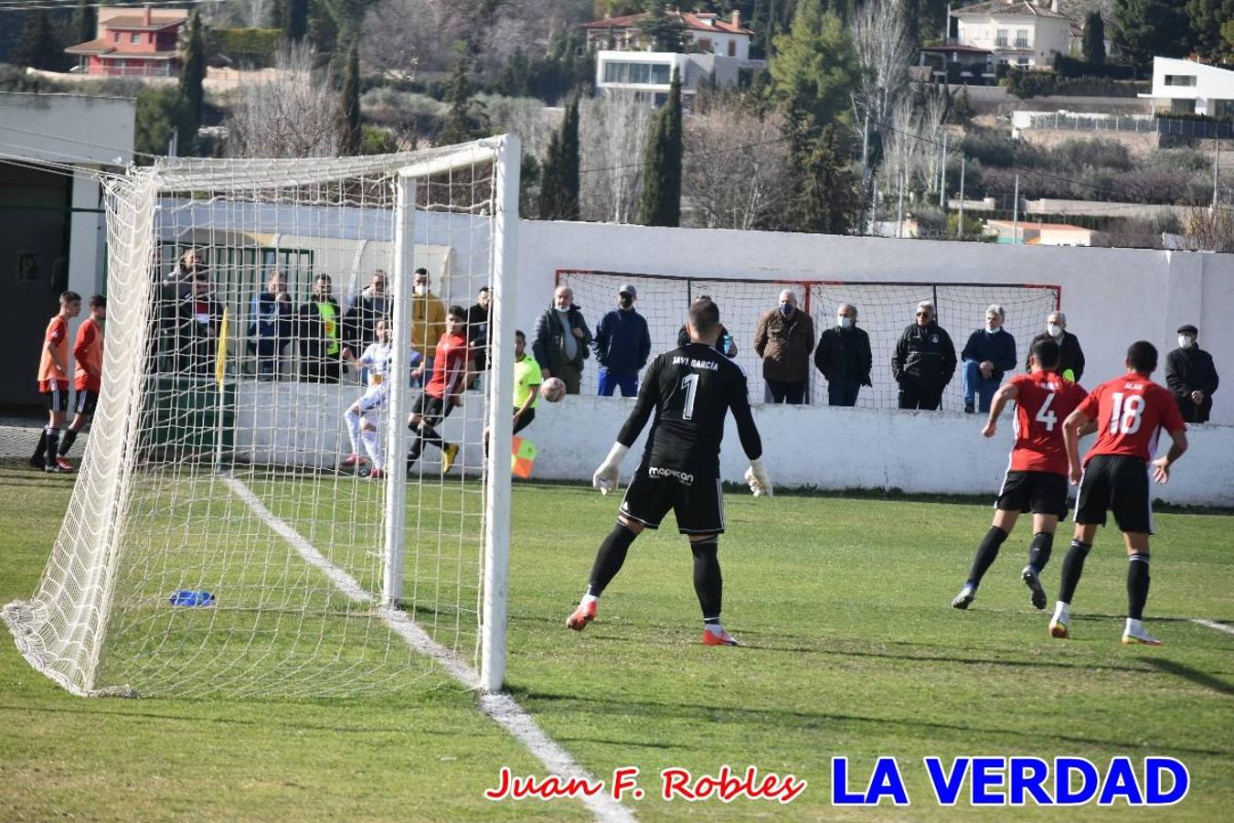 El defensa agarra a Gladison impidiendo que pueda rematar. Un empate con sabor a poco para comenzar el año en El Morao. Tras empatar el partido, el equipo caravaqueño gozó de varias oportunidades para alzarse con la victoria pero, una vez más, las decisiones arbitrales impidieron que así fuera. 