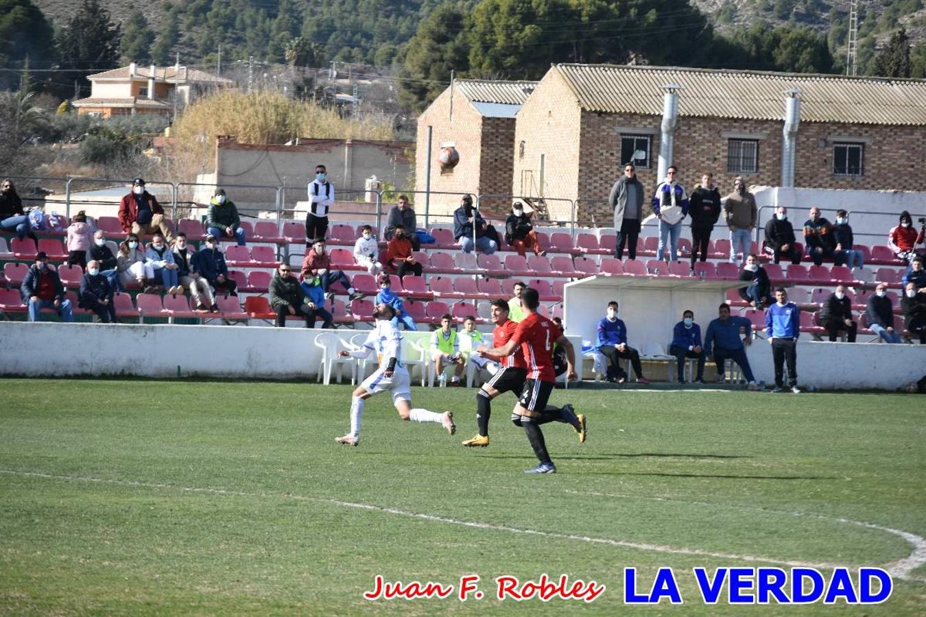 El defensa agarra a Gladison impidiendo que pueda rematar. Un empate con sabor a poco para comenzar el año en El Morao. Tras empatar el partido, el equipo caravaqueño gozó de varias oportunidades para alzarse con la victoria pero, una vez más, las decisiones arbitrales impidieron que así fuera. 