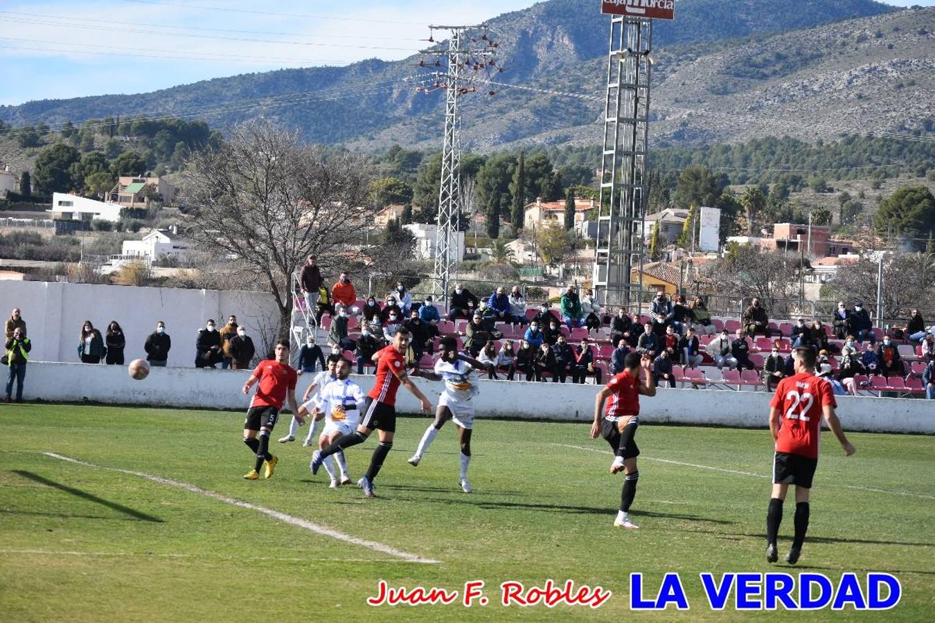 El defensa agarra a Gladison impidiendo que pueda rematar. Un empate con sabor a poco para comenzar el año en El Morao. Tras empatar el partido, el equipo caravaqueño gozó de varias oportunidades para alzarse con la victoria pero, una vez más, las decisiones arbitrales impidieron que así fuera. 