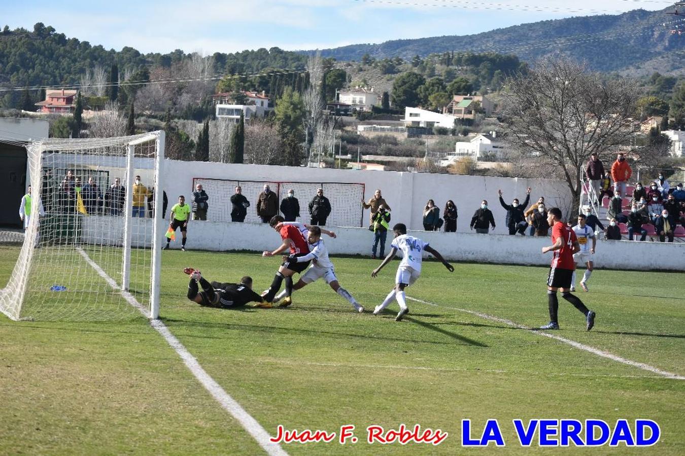 El defensa agarra a Gladison impidiendo que pueda rematar. Un empate con sabor a poco para comenzar el año en El Morao. Tras empatar el partido, el equipo caravaqueño gozó de varias oportunidades para alzarse con la victoria pero, una vez más, las decisiones arbitrales impidieron que así fuera. 