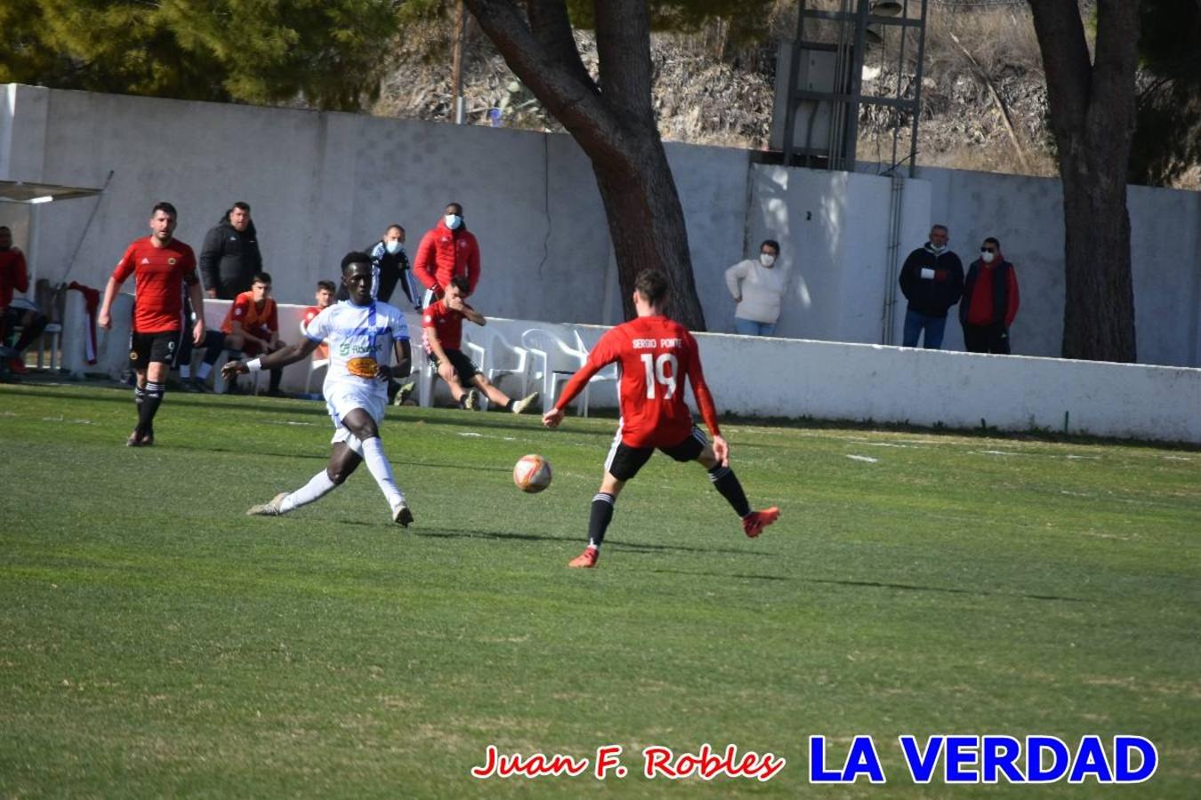 El defensa agarra a Gladison impidiendo que pueda rematar. Un empate con sabor a poco para comenzar el año en El Morao. Tras empatar el partido, el equipo caravaqueño gozó de varias oportunidades para alzarse con la victoria pero, una vez más, las decisiones arbitrales impidieron que así fuera. 