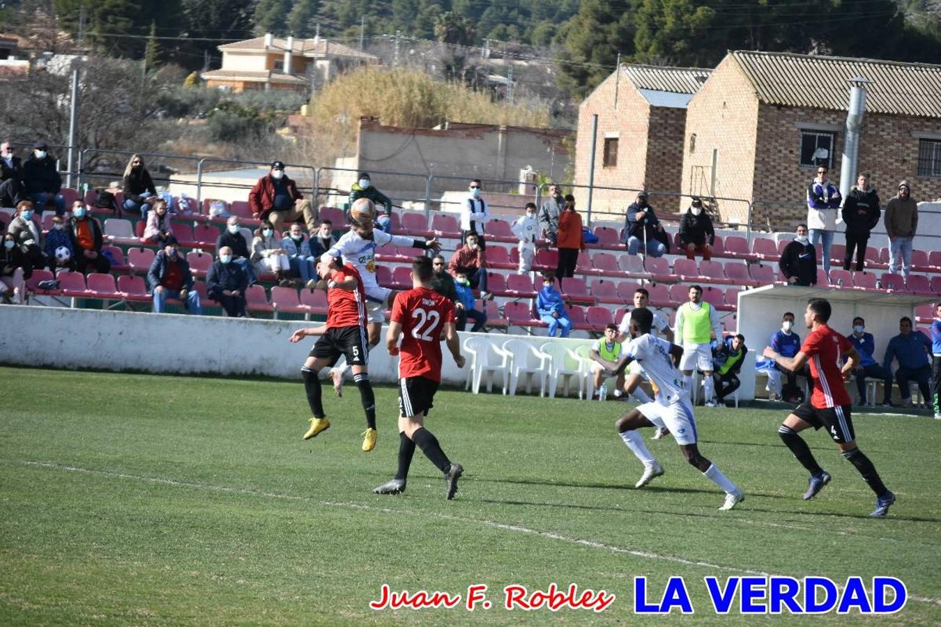 El defensa agarra a Gladison impidiendo que pueda rematar. Un empate con sabor a poco para comenzar el año en El Morao. Tras empatar el partido, el equipo caravaqueño gozó de varias oportunidades para alzarse con la victoria pero, una vez más, las decisiones arbitrales impidieron que así fuera. 