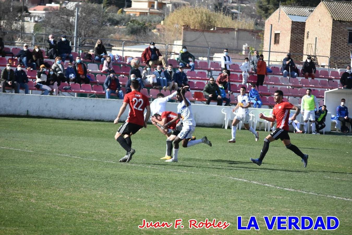 El defensa agarra a Gladison impidiendo que pueda rematar. Un empate con sabor a poco para comenzar el año en El Morao. Tras empatar el partido, el equipo caravaqueño gozó de varias oportunidades para alzarse con la victoria pero, una vez más, las decisiones arbitrales impidieron que así fuera. 