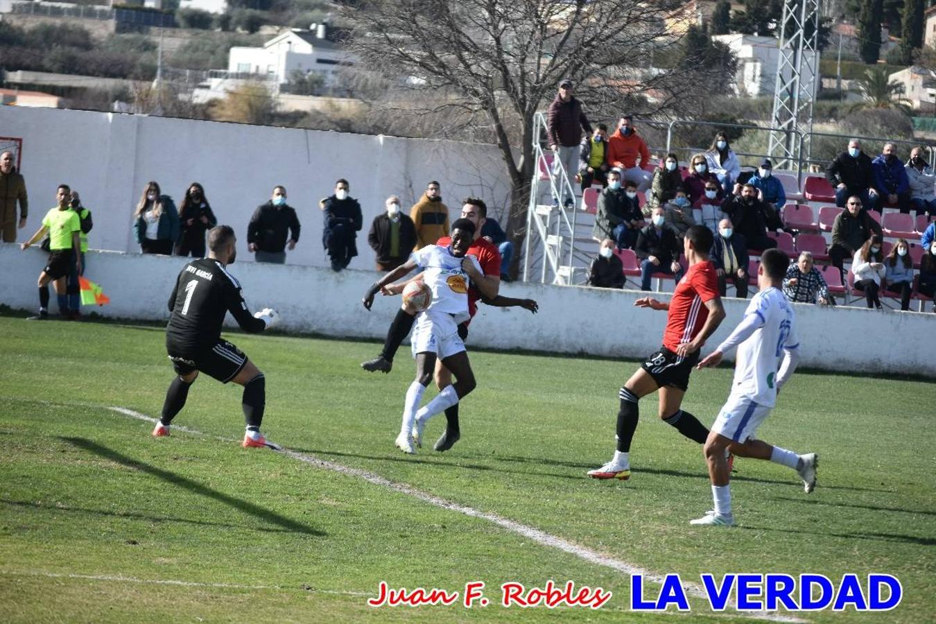 El defensa agarra a Gladison impidiendo que pueda rematar. Un empate con sabor a poco para comenzar el año en El Morao. Tras empatar el partido, el equipo caravaqueño gozó de varias oportunidades para alzarse con la victoria pero, una vez más, las decisiones arbitrales impidieron que así fuera. 