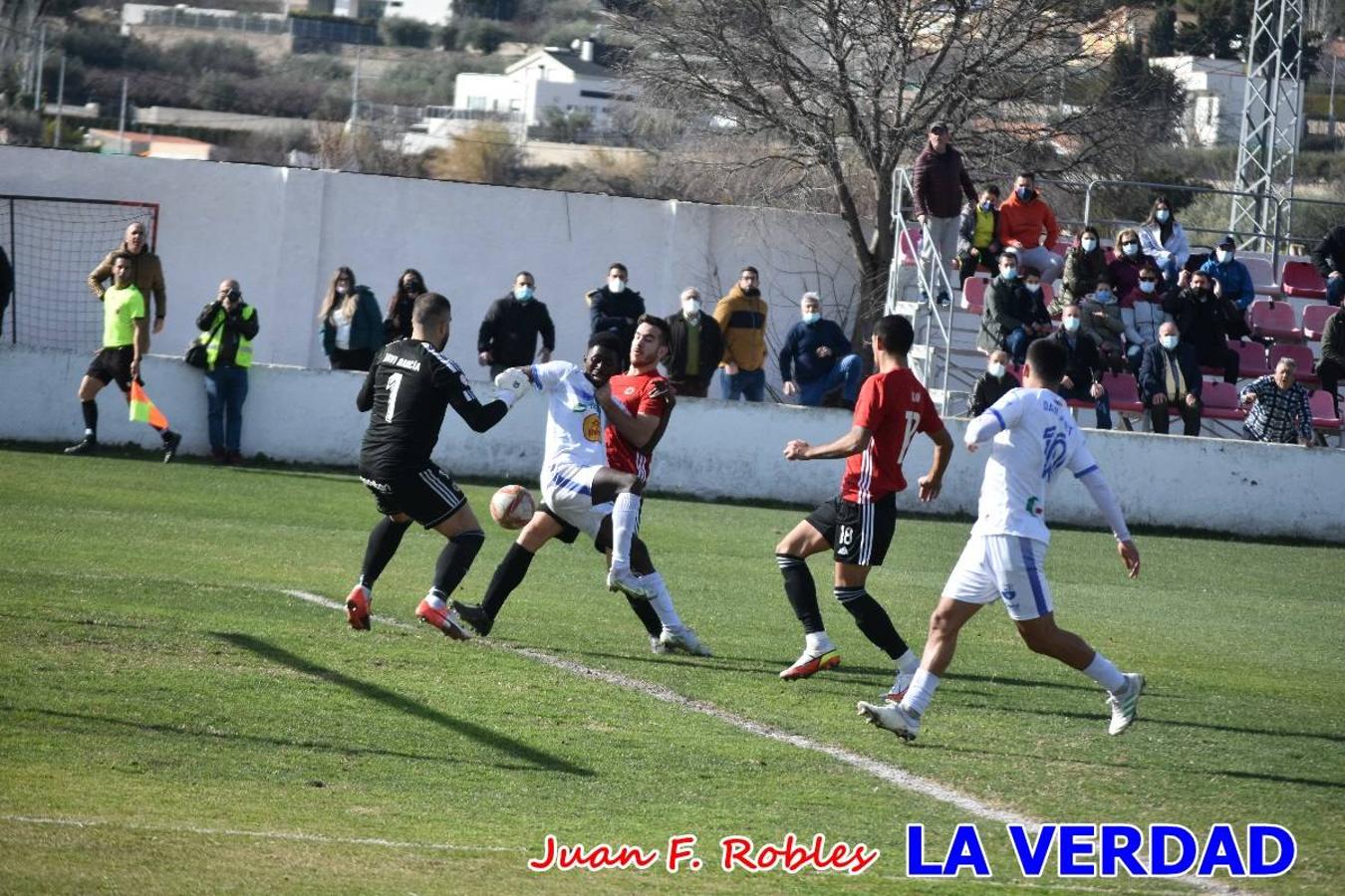 El defensa agarra a Gladison impidiendo que pueda rematar. Un empate con sabor a poco para comenzar el año en El Morao. Tras empatar el partido, el equipo caravaqueño gozó de varias oportunidades para alzarse con la victoria pero, una vez más, las decisiones arbitrales impidieron que así fuera. 