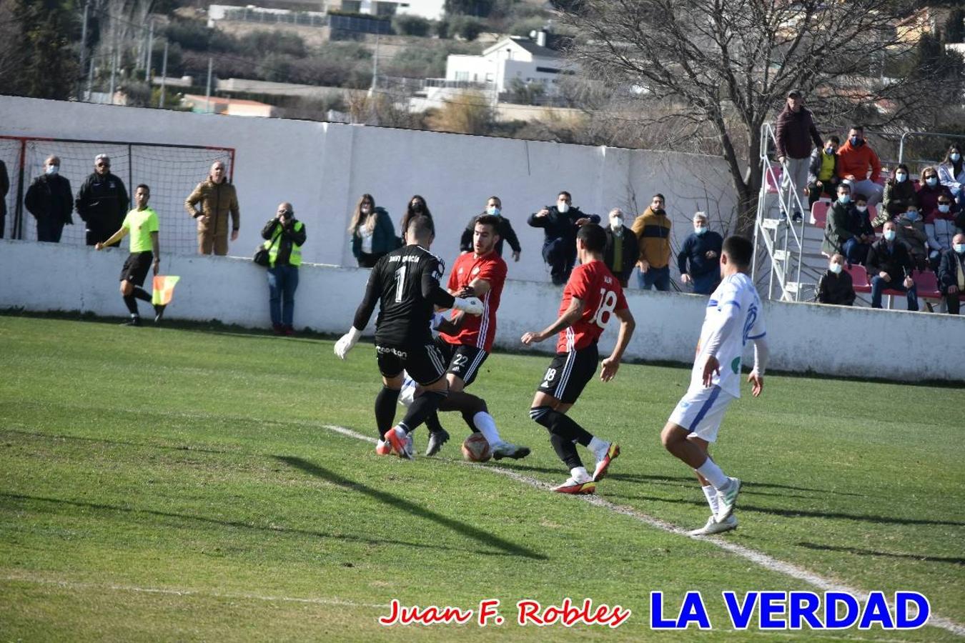 El defensa agarra a Gladison impidiendo que pueda rematar. Un empate con sabor a poco para comenzar el año en El Morao. Tras empatar el partido, el equipo caravaqueño gozó de varias oportunidades para alzarse con la victoria pero, una vez más, las decisiones arbitrales impidieron que así fuera. 