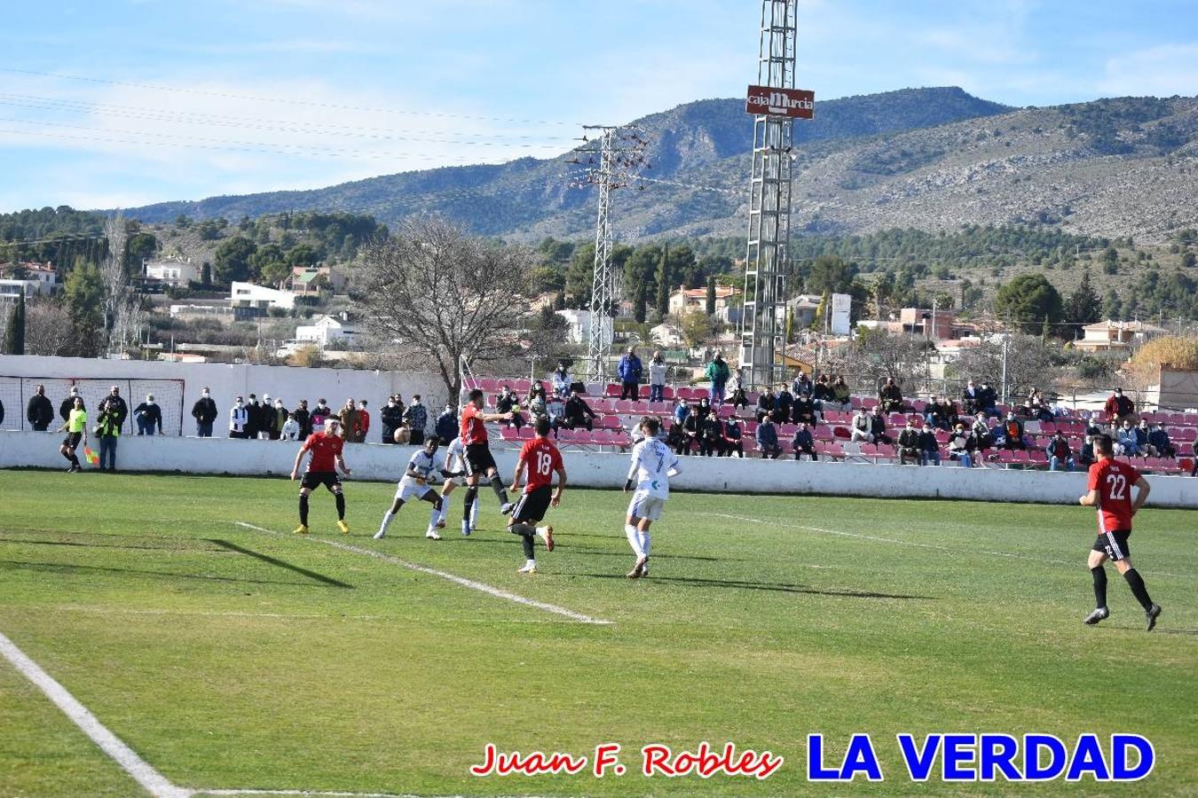 El defensa agarra a Gladison impidiendo que pueda rematar. Un empate con sabor a poco para comenzar el año en El Morao. Tras empatar el partido, el equipo caravaqueño gozó de varias oportunidades para alzarse con la victoria pero, una vez más, las decisiones arbitrales impidieron que así fuera. 