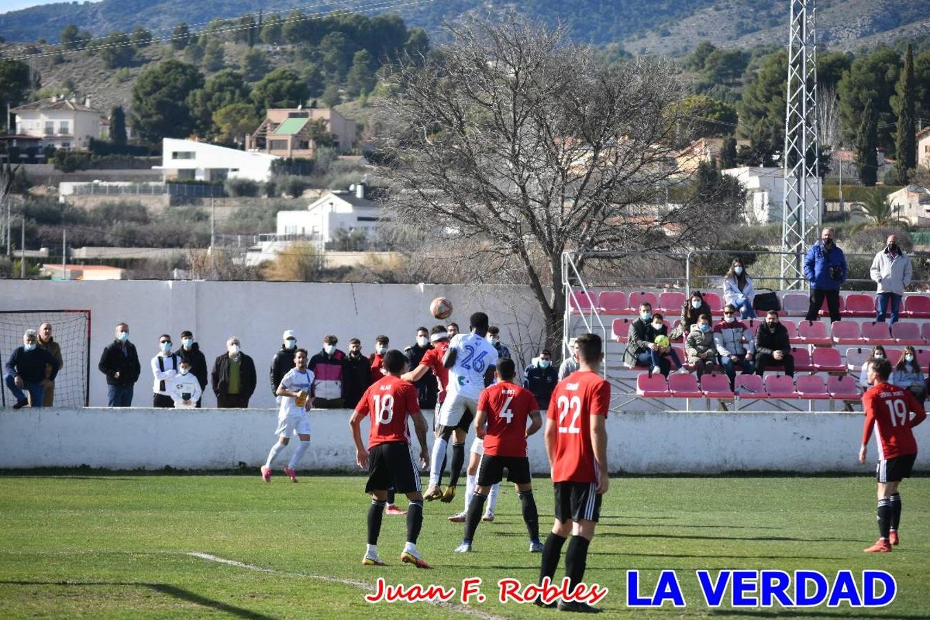 El defensa agarra a Gladison impidiendo que pueda rematar. Un empate con sabor a poco para comenzar el año en El Morao. Tras empatar el partido, el equipo caravaqueño gozó de varias oportunidades para alzarse con la victoria pero, una vez más, las decisiones arbitrales impidieron que así fuera. 